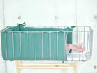 Bettumrandung aus Musselin in Nilblau im Babybett.