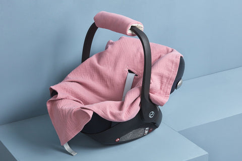 Babydecke für Babyschale Sommer aus Musselin – rosa, Anwendung