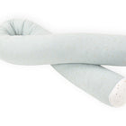 Die KraftKids GmbH Wickeltischrolle Musselin goldene Punkte auf Grün ist ein stützendes, weiches U-Kissen mit weißen abgerundeten Enden und zarten goldenen Punkten - ideal für zusätzlichen Komfort am Wickeltisch.