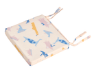 Das KraftKids Sitzkissen für Stühle aus Musselin hat eine quadratische Form, einen pastellfarbenen Dinosaurier-Aufdruck in Blau, Rosa und Gelb, zwei Paar Bänder an gegenüberliegenden Ecken, einen abnehmbaren Bezug und ist auf weißem Hintergrund abgebildet.