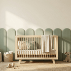 Ein gemütliches, modernes Kinderzimmer mit dem KraftKids Wandpaneel abgerundet Doppelkrepp, einem Holzbett, Plüschtieren, einem Schaukelpferd, geflochtenen Körben, Regalen mit Büchern und Dekoration in sanften Neutraltönen. Natürliches Licht unterstreicht die stilvolle Einrichtung.
