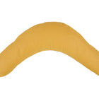 Ein KraftKids qualitäts Stillkissen Leinen in gelb senfgelb, bumerangförmig für Schlafen und Stillen, ist vor weißem Hintergrund abgebildet.