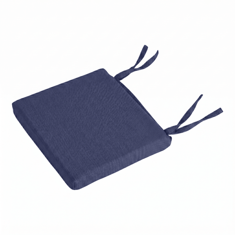 Das KraftKids Sitzkissen für Stühle aus Leinen ist ein quadratisches, marineblaues Kissen mit zwei Paar Stoffbändern, einem dicken und atmungsaktiven Design und einem abnehmbaren Bezug, dargestellt auf einem schlichten weißen Hintergrund.