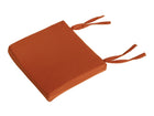 Das KraftKids Sitzkissen für Stühle aus Doppelkrepp im quadratischen orangefarbenen Design verfügt über Stoffbänder an zwei Ecken zur sicheren Befestigung und bringt Boho-Stil-Charme in Ihre Sitzgelegenheit.