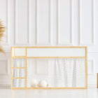 Ein modernes, minimalistisches Kinderbett mit Holzrahmen wird mit dem KraftKids Hochbettvorhänge Set 2+1 Musselin gelbe Zitronen, das für das Kura Bett entworfen wurde, gestylt. In dem hellen Zimmer stehen außerdem eine Korbvase, Pampasgras und zwei Holzhocker an einer weiß getäfelten Wand.