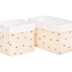 Zwei rechteckige KraftKids Körbchen Musselin Kirschen aus cremefarbener Baumwolle mit Kirschenmuster und weißen umgeschlagenen Rändern. Diese charmanten Aufbewahrungskörbe gibt es in zwei Größen, eine größer als die andere.