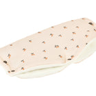 Der KraftKids Kinderwagenmuff Musselin Kirschen ist ein weiches, hellrosa Fleece-Stirnband mit dezentem Kirschenmuster und weißem Innenfutter, das für kuscheligen Komfort und stilvolle Wärme sorgt.