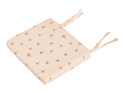 Das KraftKids Sitzkissen für Stühle aus Musselin ist ein quadratisches, hellbeiges Kissen mit kleinem rosa Blumendruck und zwei Paar Stoffbändern. Es hat einen abnehmbaren Bezug und ist auf einem weißen Hintergrund abgebildet.