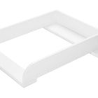 Der KraftKids Wickelaufsatz weiß, passend für 108 cm breite HEMNES Kommode, bietet eine Wickelfläche von 50 x 70 cm und sorgt mit seitlichen Blenden für sicheres und bequemes Windelwechseln auf der Kommode.