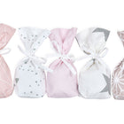 Der KraftKids Adventskalender rosa grau besteht aus fünf handgefertigten Stofftaschen in Pastellrosa, Weiß und Beige mit geometrischen und gepunkteten Mustern, die jeweils mit einem weißen Band verschlossen sind - ideal zum Verschenken oder als Adventskalender.