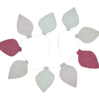 Die KraftKids Wimpelkette Musselin purpur grau mint Pusteblumen ist eine Girlande mit Stoffblättern in rosa, grau und mint an einer weißen Schnur - ideal zur Dekoration von Kinderzimmern oder als festlicher Wimpel für Geburtstage.