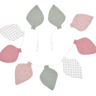 Die Wimpelkette Musselin rosa mint graue Punkte auf Weiß von KraftKids ist eine handgenähte Girlande mit neun Stoffblättern in frischen Farben - die perfekte Deko fürs Kinderzimmer oder als Wimpelkette zum Kindergeburtstag.