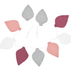 Die KraftKids Wimpelkette Musselin purpur weiß grau Pusteblumen ist eine dekorative Girlande mit Stoffwimpeln in weiß, grau und weinrot, perfekt für Kindergeburtstage und mit einer weißen Schnur verbunden.