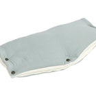 Der KraftKids Kinderwagenmuff Musselin mint ist handgenäht, rechteckig, mit weißem Futter und Druckknöpfen an den Rändern - ideal, um die Hände beim Spaziergang warm und gemütlich zu halten.