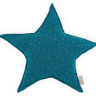 Das KraftKids Sternkissen Musselin in Petrol hat eine Sternform mit goldenen Punkten und einem Stoffanhänger. Es ist stilvoll und charmant und eignet sich perfekt, um jedem Kinderzimmer einen dekorativen Touch zu verleihen. Abgebildet vor weißem Hintergrund.