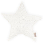 Das KraftKids Sternkissen Musselin goldene Punkte auf Weiß ist ein weißes, sternförmiges Kissen mit goldenen Punkten und einem beigen Stoffanhänger - perfekt für eine personalisierte Dekoration in jedem Kinderzimmer. Der Hintergrund ist einfarbig weiß.
