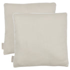 Zwei quadratische KraftKids Kissenbezüge Leinen Natur Braun in Beige mit dezentem weißem Rand und kleinen Stoffanhängern sind leicht überlappend auf weißem Grund gestapelt.