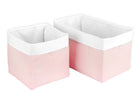 Zwei KraftKids "Körbchen kleine Blätter rosa auf Weiß" Aufbewahrungsboxen mit rosa Blattmuster und weißem Stofffutter stehen nebeneinander auf weißem Grund.