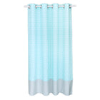 Die KraftKids Gardinen "weiße Pfeile auf Mint Unigrau" ist eine hellblaue Gardine mit weißem Pfeilmuster, silbernen Ösen und einem einfarbigen grauen Unterband, die an einer weißen Stange hängt. Hergestellt aus 100% Baumwolle.