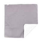 Die KraftKids Wickelunterlage Waffel Piqué grau ist eine graue, quadratische, strukturierte Wickelunterlage mit weißer Unterseite und sauber gesäumten Kanten; eine Ecke ist hochgeklappt, um beide Seiten zu zeigen.