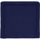 Eine quadratische, dunkelblaue KraftKids-Serviette "Wickelauflage Musselin dunkelblau" mit breitem, abgestepptem Rand und weicher Struktur liegt flach auf weißem Grund.