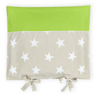 Der KraftKids Bezug für Wickeltischauflage besteht aus 100% Baumwolle, hat große weiße Sterne auf beigem Stoff, weiße Punkte auf grünem Oberteil und zwei beigefarbene Schleifen, ist abnehmbar und waschbar.