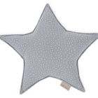 Das KraftKids Sternkissen Musselin grau Punkte ist ein graues, sternförmiges Kissen mit weißen Punkten und einem beigen Stoffanhänger - ideal, um eine gemütliche Atmosphäre in jedem Kinderzimmer zu schaffen, hier auf weißem Hintergrund.