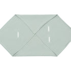 Die KraftKids Babydecke für Babyschale Sommer Musselin mint ist eine blassgrüne, rautenförmige Baumwolldecke mit vier diagonalen Ecken und schmalen rechteckigen Gurtschlitzen - weich, leicht und perfekt als Babyschalendecke.
