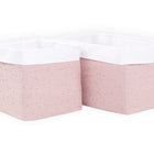 Zwei Körbchen Musselin goldene Punkte auf Rosa von KraftKids mit zartrosa Seiten, goldenen Punkten und weißen Rändern, ideal für die stilvolle Aufbewahrung auf dem Wickeltisch, sind nebeneinander auf einem weißen Hintergrund platziert.