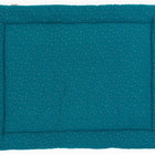 Eine quadratische KraftKids Krabbeldecke Musselin in petrol mit goldenen Punkten, von oben gesehen. Die Matte hat einen weichen Polyesterkern und erhöhte, gepolsterte Kanten für zusätzlichen Komfort.