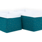 Zwei quadratische Körbchen Musselin goldene Punkte auf Petrol von KraftKids, mit tealfarbenem Stoff mit kleinen goldenen Punkten und einer weiß gefütterten Oberseite, sind nebeneinander auf einem weißen Hintergrund platziert.