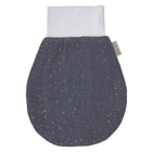 Der KraftKids Strampelsack Herbst Winter Musselin in Dunkelgrau mit goldenen Punkten und weißem, dehnbarem Bündchen ist perfekt für die kalte Jahreszeit, hier flach liegend auf weißem Grund.