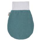 Der KraftKids Strampelsack Herbst Winter Musselin nilblau ist ein tealfarbener, ovaler Babywickelsack mit weichem weißem Oberband, seitlichem Stoffanhänger und sanft gekräuseltem Stoff, der den Kleinen kuscheligen Komfort bietet.