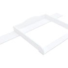 Ein KraftKids Wickelaufsatz passend für IDANÄS Kommoden aus weißem Holz mit erhöhten Seiten und ausziehbaren Ablagen an den Enden ist vor einem cleanen weißen Hintergrund zu sehen.