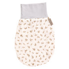 Der KraftKids Strampelsack Herbst Winter Musselin Zweige braun hat ein hellgraues Oberteil, ein weißes Unterteil mit braunen Blättermotiven und einen braunen Stoffanhänger - eine Kombination aus Stil und Komfort für Ihr Baby.