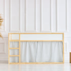Ein minimalistisches Zimmer mit einem hellen Etagenbett aus Holz, gestylt mit KraftKids Hochbettvorhänge Set 2+1 Musselin grau Pusteblumen für das Kura Bett, einem weißen Vorhang darunter, zwei Holzhockern, Pampasgras in einer Vase und weiß getäfelten Wänden.