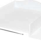 Ein weißer KraftKids Wickelaufsatz für Waschmaschinen und Trockner zeigt ein ausziehbares Tablett in der Mitte des Auszugs; ein Pfeil hebt die Schiebefunktion hervor, und ein transparenter Umriss zeigt die ausgezogene Position des Tabletts an.