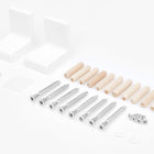 Das sortierte Montagematerial von KraftKids für den "Wickelaufsatz passend für IDANÄS Kommoden" umfasst Schrauben, Holzdübel, Metallbefestigungen, Unterlegscheiben, Kunststoffwinkel und Inbusschlüssel - alles übersichtlich auf einer weißen Fläche angeordnet.